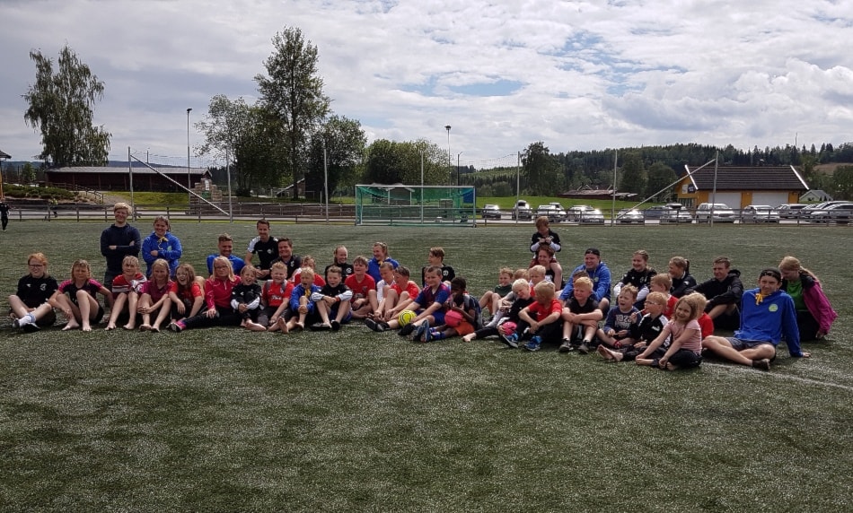 Selvfølgelig ble det både sol og vannkrig på fotballskolens siste dag.
